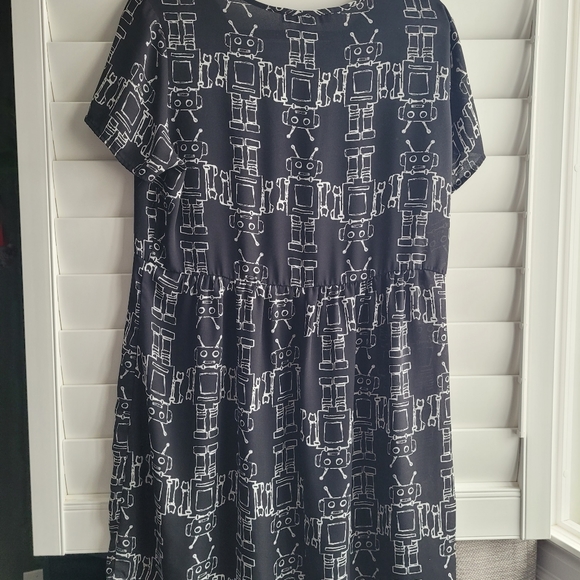 ✨️FINAL SALE ✨️Robot print cap sleeve a-line dress - size large from forever 21 - Picture 2 of 6